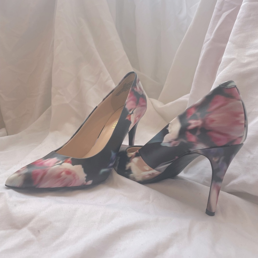 Nine West 6.5 heels, gorgeous blurred floral design, excellent condition